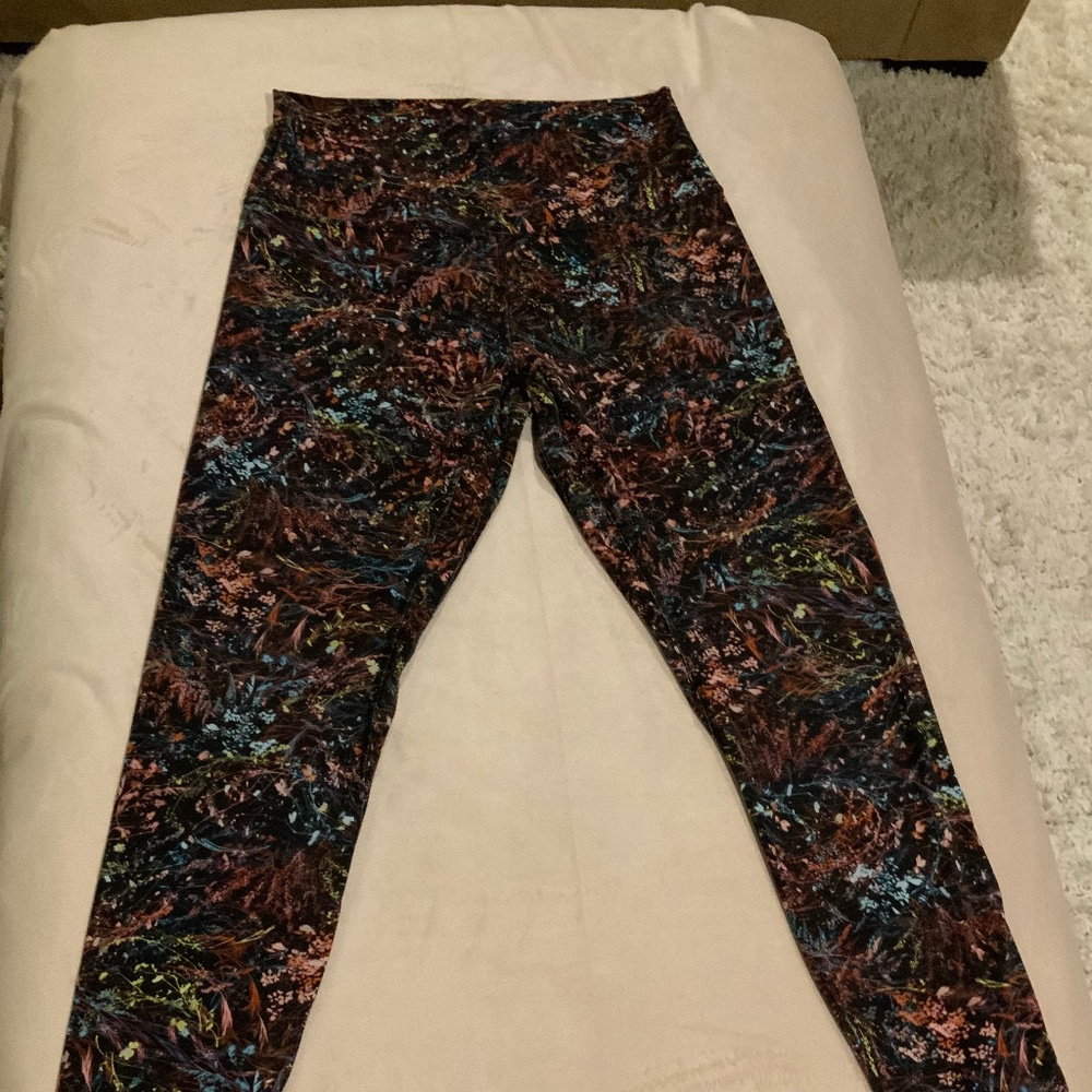 Lululemon Black Floral 8 leggings Active Travel Scandi Girl Yoga Resortwear - Picture 2 of 5